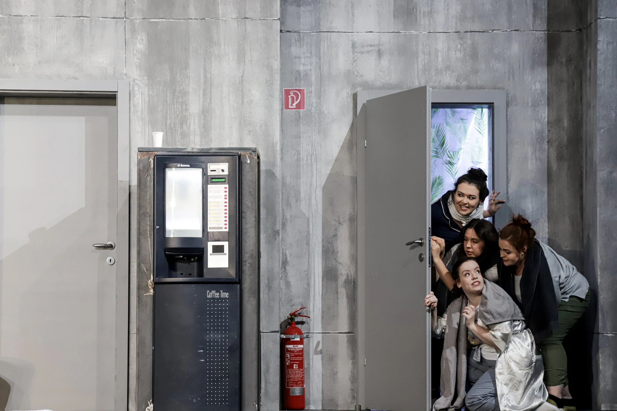 Un ensemble d’opéra entre dans un décor domestique contemporain de Falstaff