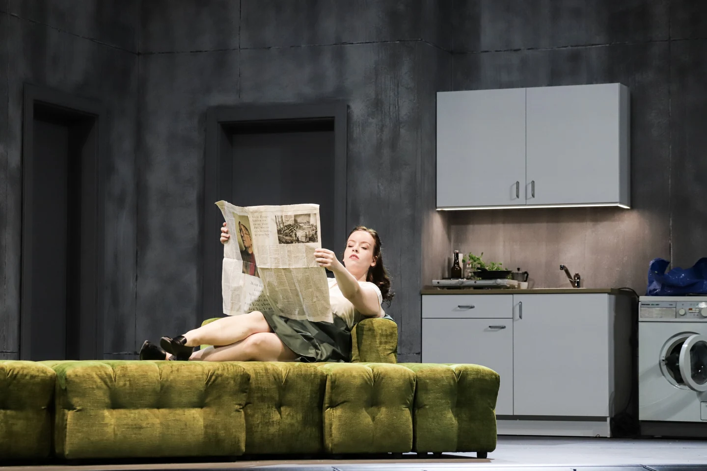 Donata Meyer-Kranixfeld lit sur un canapé vert dans Falstaff