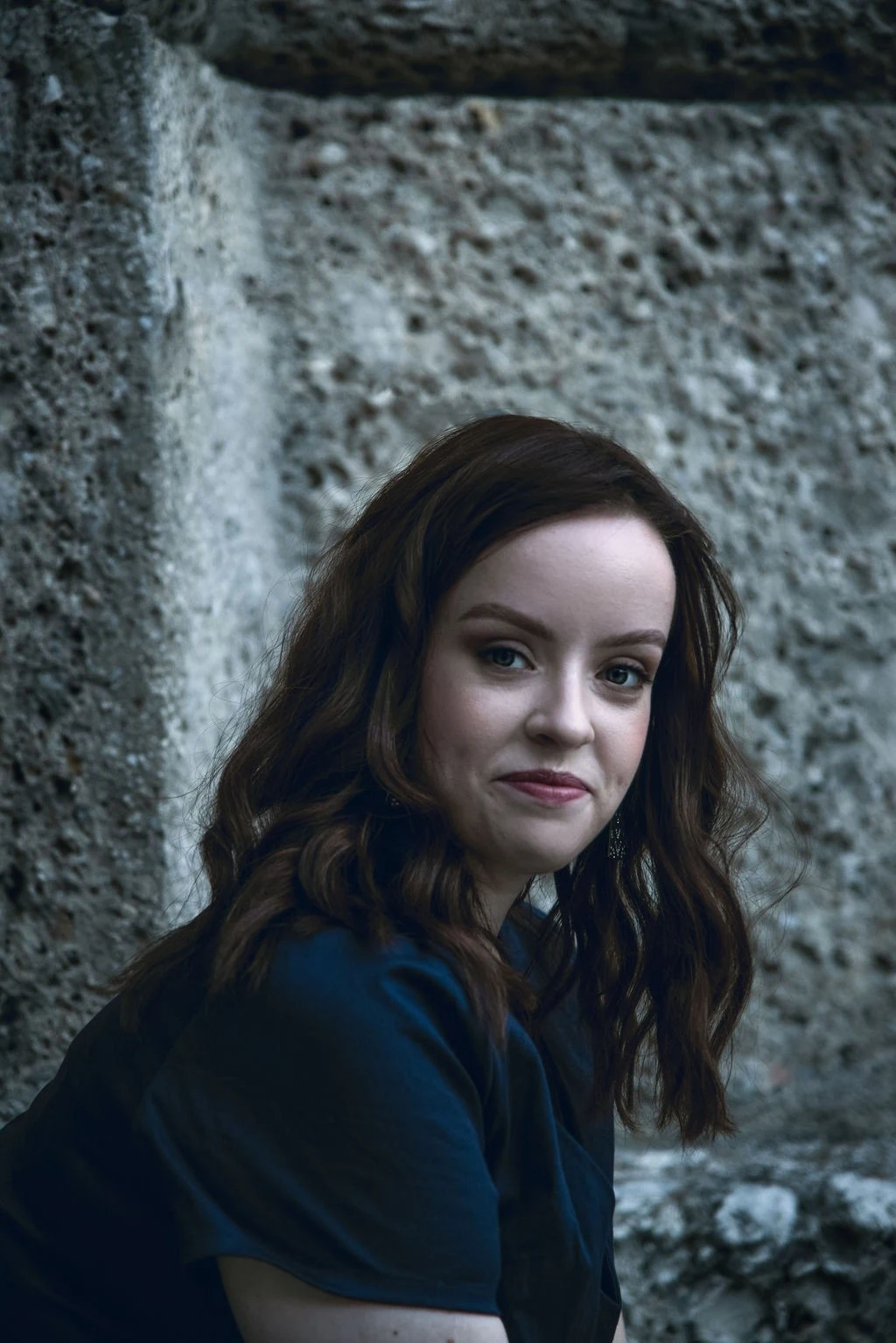 Portrait de Donata Meyer-Kranixfeld devant un mur de pierre