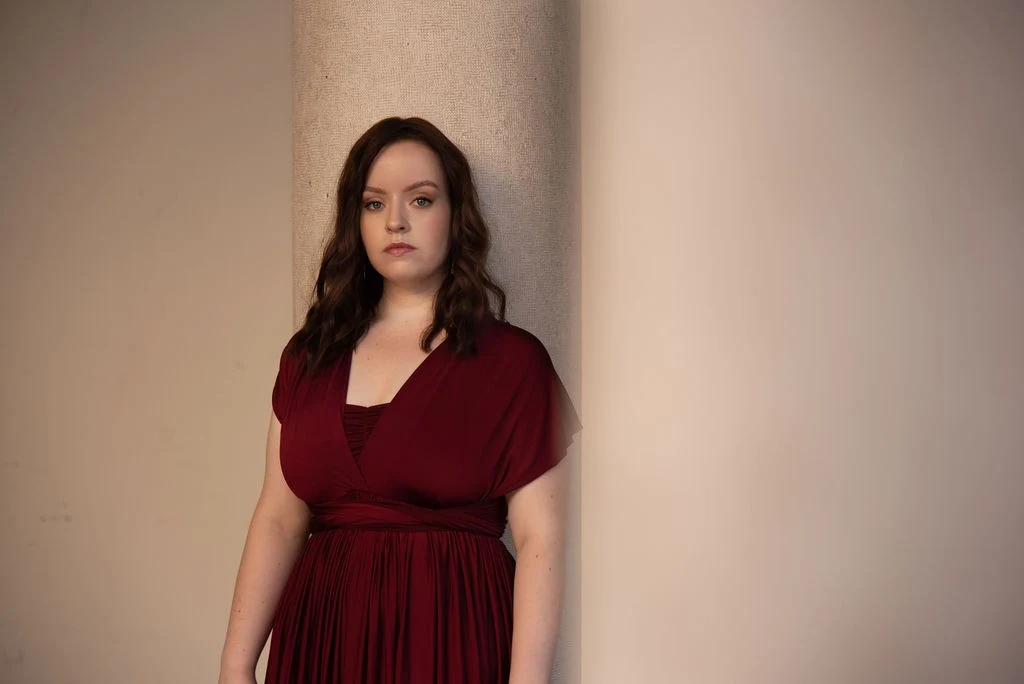 Donata Meyer-Kranixfeld en robe bordeaux lors d’une séance de portrait