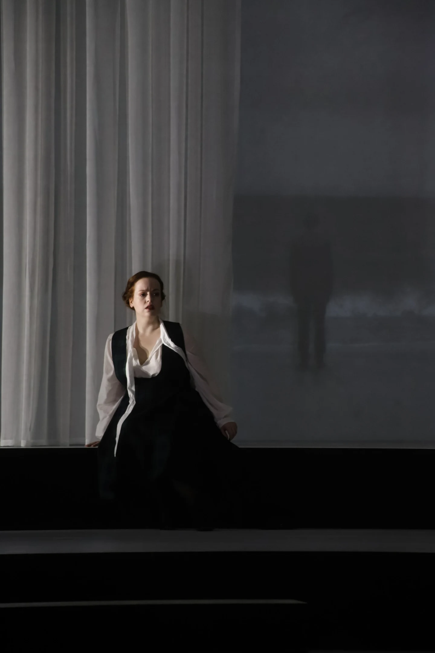 Donata Meyer-Kranixfeld assise seule dans un décor de The Turn of the Screw