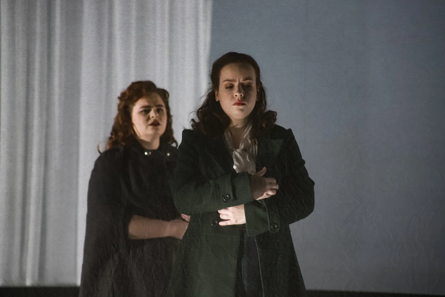 Deux chanteuses en costumes sombres dans The Turn of the Screw