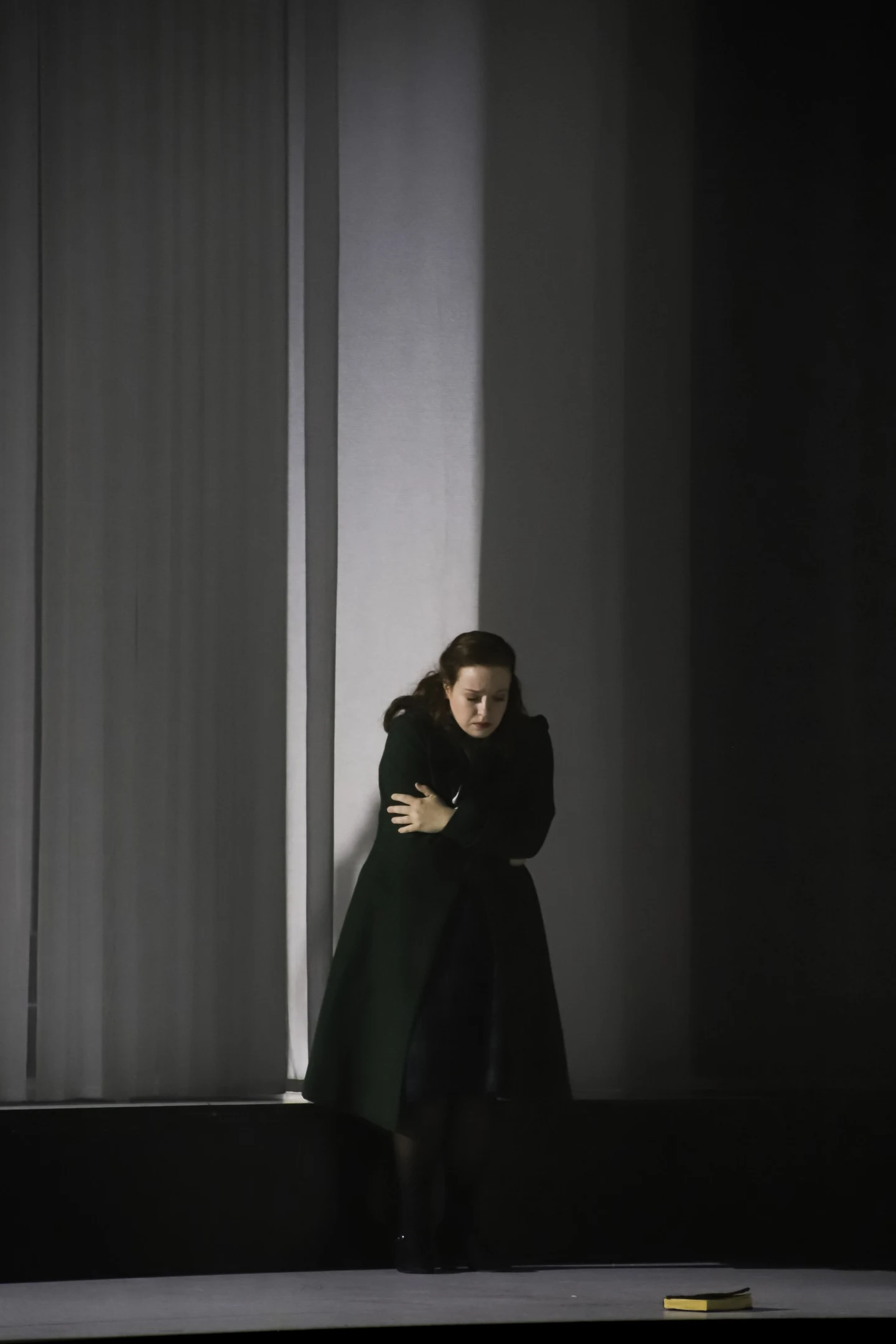 Donata Meyer-Kranixfeld seule dans un costume sombre dans The Turn of the Screw
