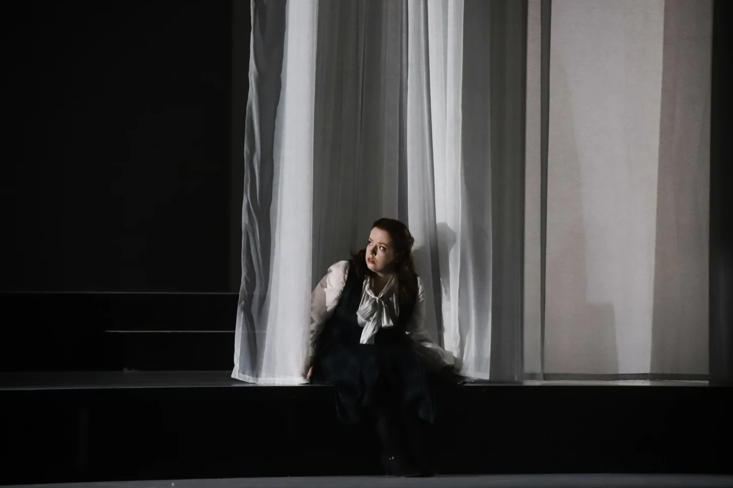 Donata Meyer-Kranixfeld assise près d’une autre interprète dans The Turn of the Screw