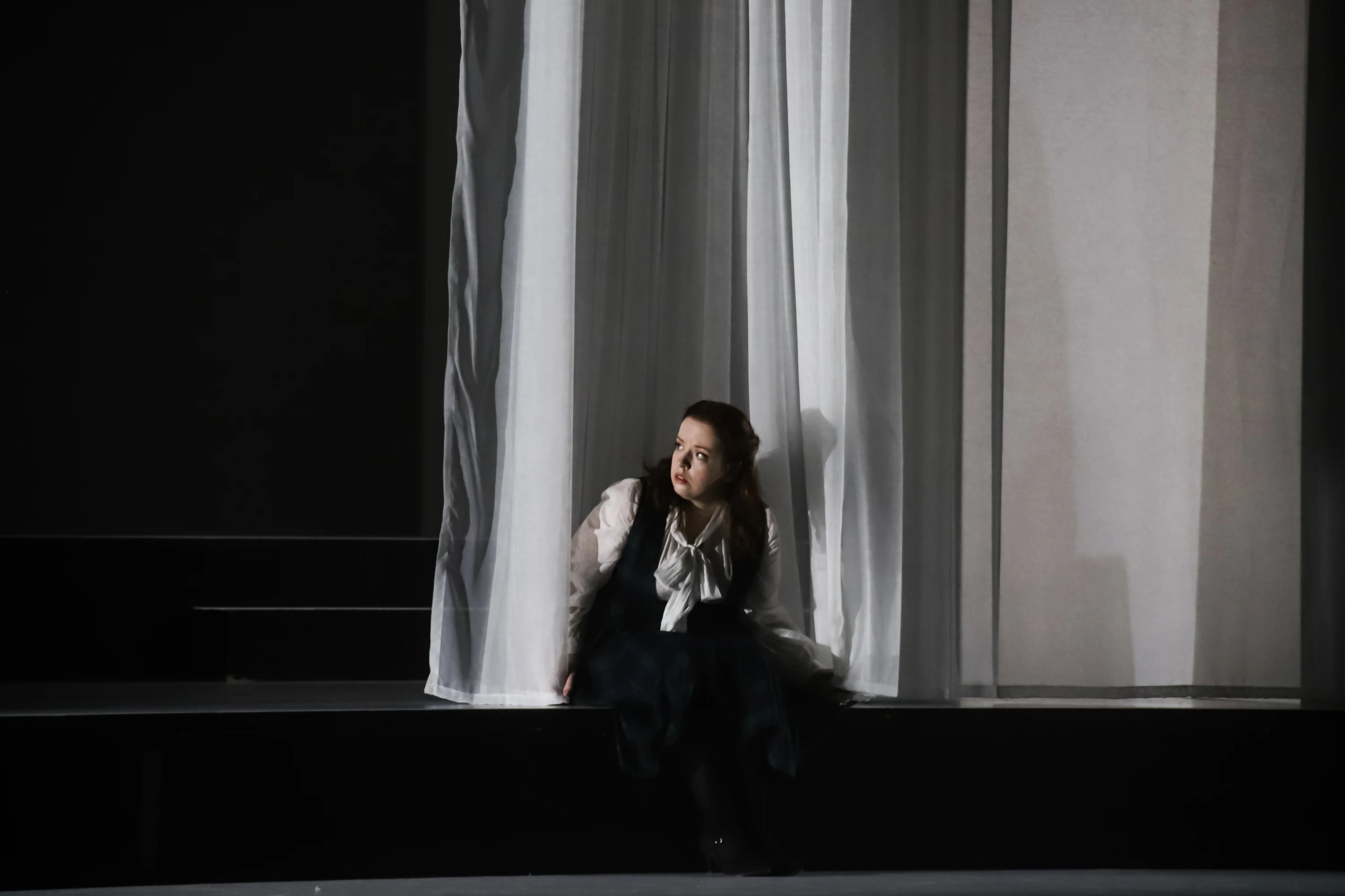 Donata Meyer-Kranixfeld in einer dramatischen Bühnenszene