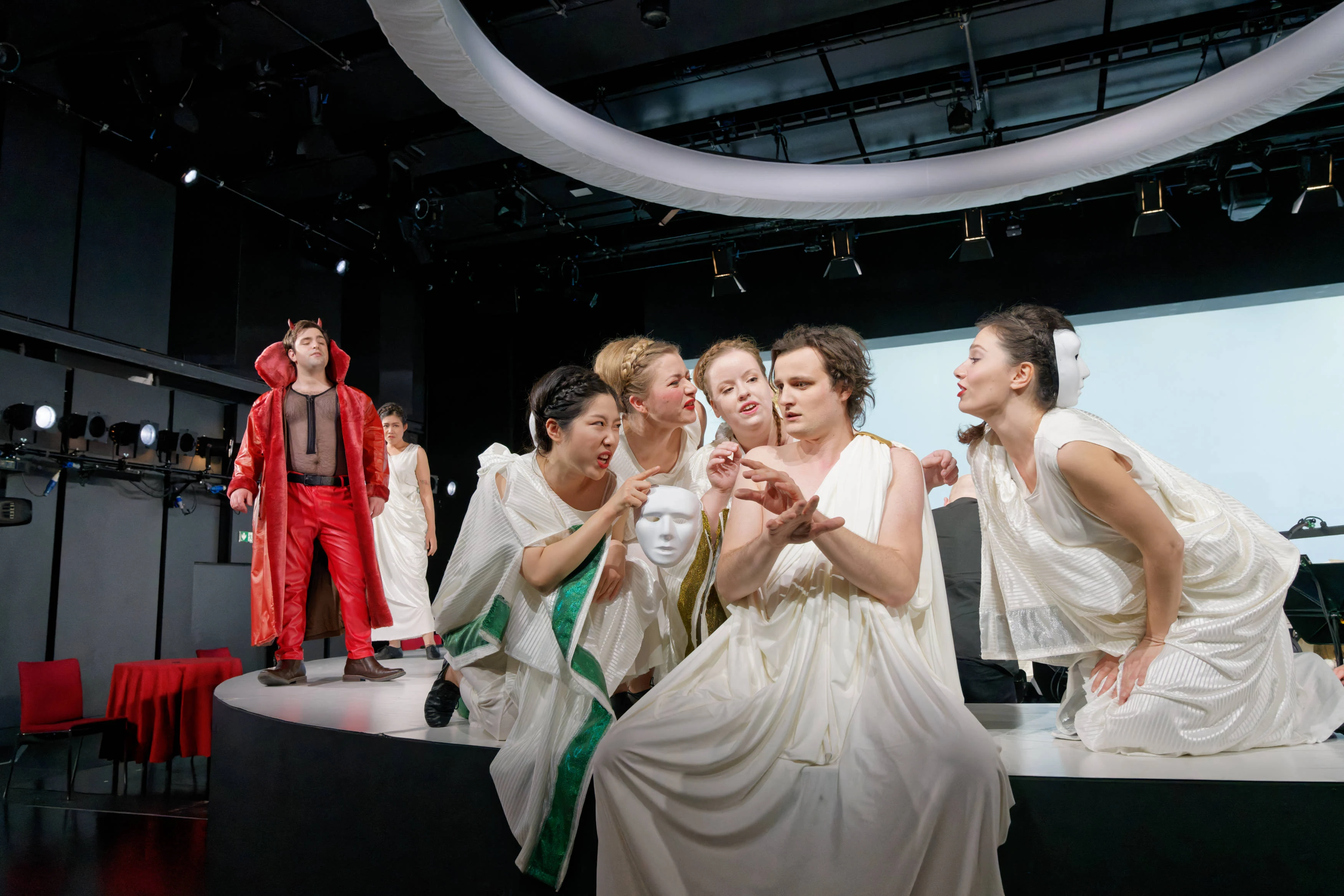 Donata Meyer-Kranixfeld in einem Opernensemble auf der Bühne
